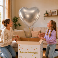 Hart Ballon Zilver – 61 cm – uitpakmoment met moeder en meisje in een warme woonkamer – Ballonnenshop.nl