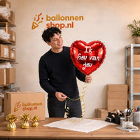 Jesse houdt de Hartjes Ballon Ik Hou Van Jou vast in de warme werkplaats van Ballonnenshop.nl.