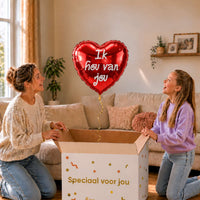 Moeder en meisje pakken een rode hartvormige Ik hou van jou heliumballon met witte letters uit.
