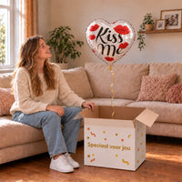 Uitpakmoment met Hartjes Ballon Kiss Me uit een cadeaudoos van Ballonnenshop.nl
