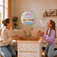 Moeder en meisje pakken een Have a Magical Day heliumballon met kleurrijke stippen uit de doos Speciaal voor jou.