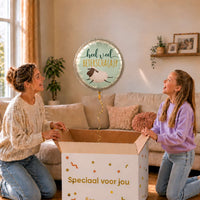Moeder en meisje pakken een mintgroene Heel veel Beterscha(a)p heliumballon met een springend schaap uit.