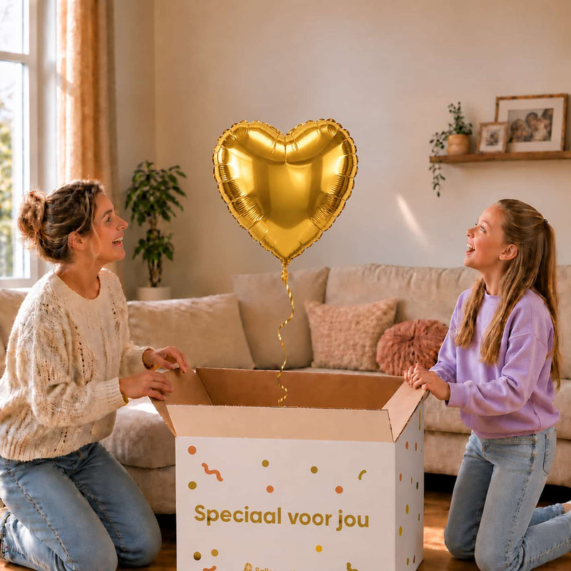 Moeder en meisje pakken een gouden hartvormige heliumballon van 45 cm uit de cadeaudoos.