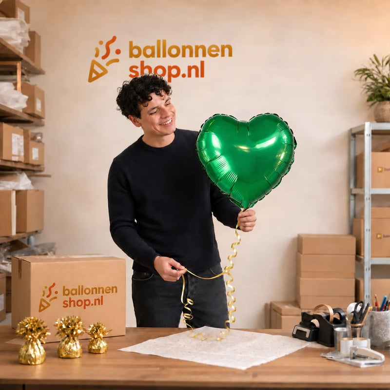 Jesse houdt de Helium Ballon Hart Groen vast in de warme werkplaats van Ballonnenshop.nl.
