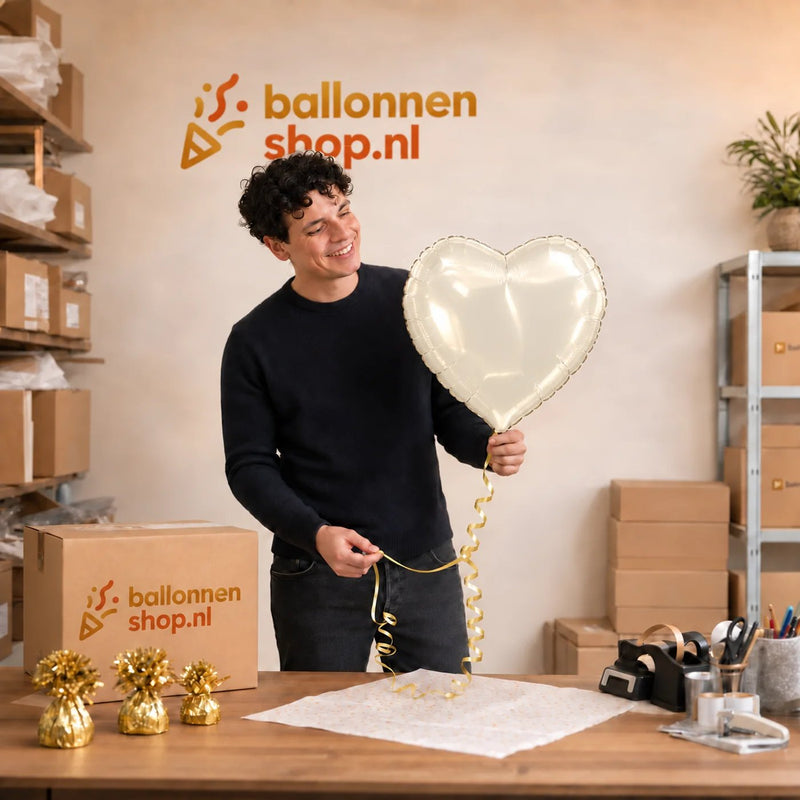 Jesse houdt de Helium Ballon Hart Ivory vast in de warme werkplaats van Ballonnenshop.nl.