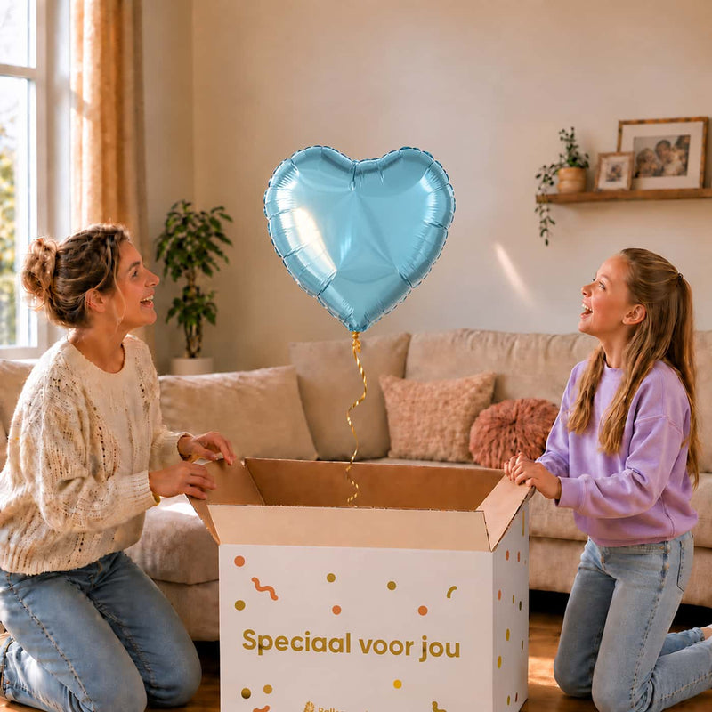 Moeder en meisje pakken een lichtblauwe hartvormige heliumballon van 45 cm uit de cadeauverpakking.