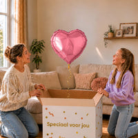 Moeder en meisje openen een cadeaudoos met een roze hartvormige heliumballon van 45 cm.