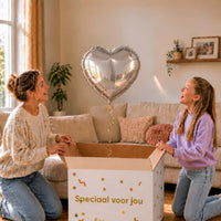 Zilveren hartjesballon van 45 cm als verrassing in een cadeaudoos voor een meisje en haar moeder.