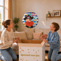 Jongen en moeder kijken naar een piratenballon van 45 cm boven de open cadeaudoos.