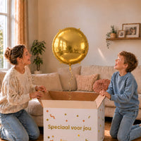 Moeder en zoon openen een cadeaudoos met een ronde gouden heliumballon van 45 cm.