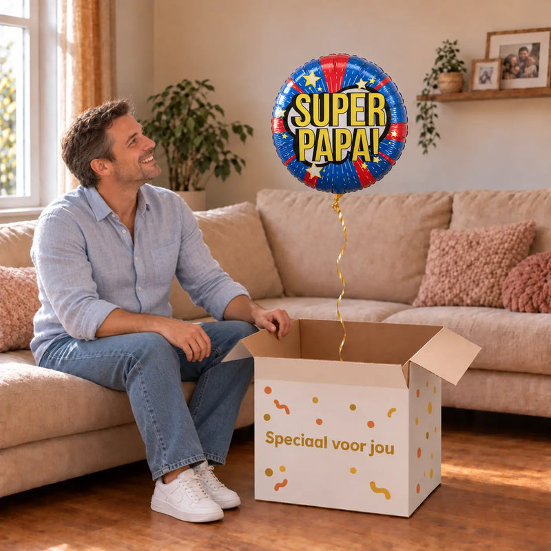 Uitpakmoment met Helium Ballon Super Papa uit een cadeaudoos van Ballonnenshop.nl