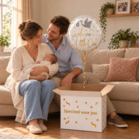 Uitpakmoment met Helium Ballon Welcome Little One uit een cadeaudoos van Ballonnenshop.nl