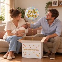 Uitpakmoment met Hello Baby Helium Ballon uit een cadeaudoos van Ballonnenshop.nl