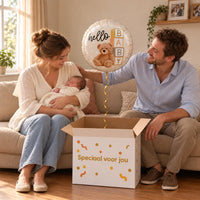 Uitpakmoment met Hello Baby Teddy Bear Ballon uit een cadeaudoos van Ballonnenshop.nl