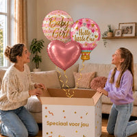 Hello Little Girl Trosje: moeder en dochter pakken het heliumgevulde ballonnentrosje uit een Speciaal voor jou-doos, met natuurlijk gekrulde gouden linten.