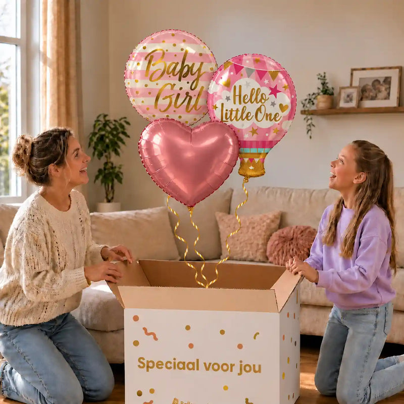 Hello Little Girl Trosje: moeder en dochter pakken het heliumgevulde ballonnentrosje uit een Speciaal voor jou-doos, met natuurlijk gekrulde gouden linten.