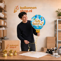 Jesse houdt de Hello Little One Ballon vast in de warme werkplaats van Ballonnenshop.nl.
