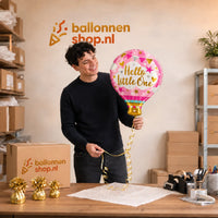 Jesse houdt de Hello Little One Luchtballon Roze vast in de warme werkplaats van Ballonnenshop.nl.