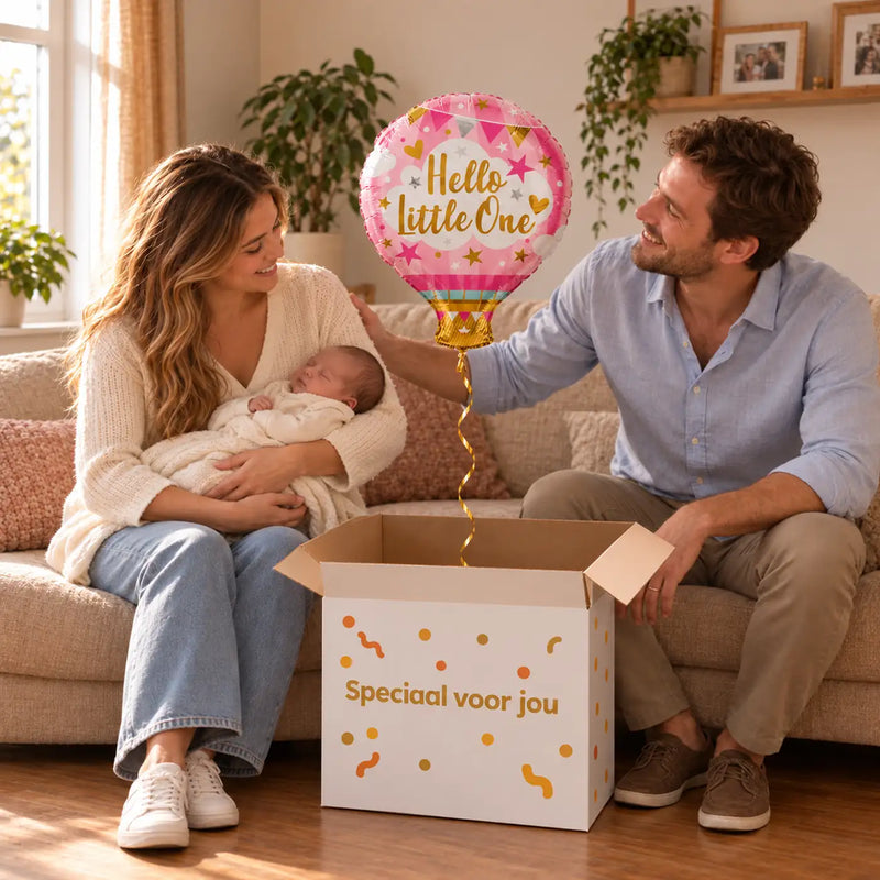 Uitpakmoment met Hello Little One Luchtballon Roze uit een cadeaudoos van Ballonnenshop.nl