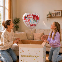 Moeder en meisje openen een cadeaudoos met een Ho Ho Ho kerstballon van 46 cm in hartvorm.