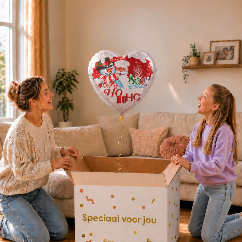 Moeder en meisje openen een cadeaudoos met een Ho Ho Ho kerstballon van 46 cm in hartvorm.
