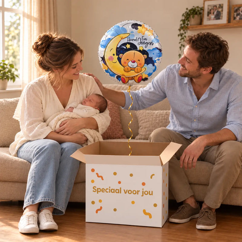 Uitpakmoment met Hoera! Een Jongen Helium Ballon uit een cadeaudoos van Ballonnenshop.nl