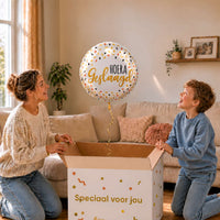 Moeder en jongen openen een cadeaudoos met een witte Hoera Geslaagd ballon van 46 cm met gouden letters.