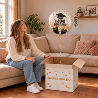 Uitpakmoment met Hoera Geslaagd Ballon uit een cadeaudoos van Ballonnenshop.nl