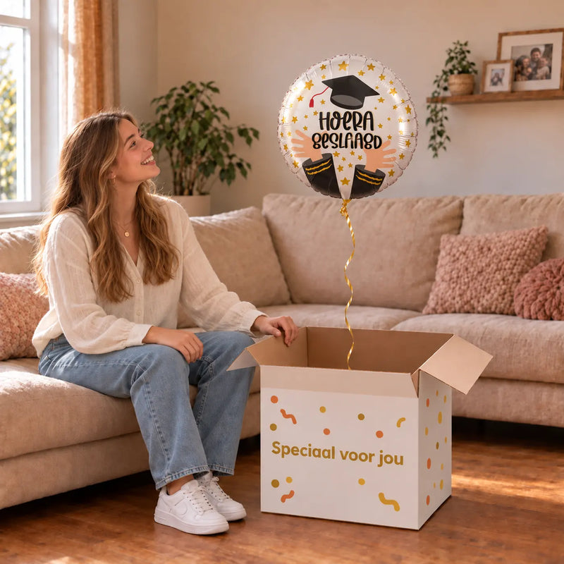 Uitpakmoment met Hoera Geslaagd Ballon uit een cadeaudoos van Ballonnenshop.nl