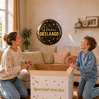 Zwart-gouden Hoera Geslaagd heliumballon van 46 cm als verrassing bij een jongen en zijn moeder.