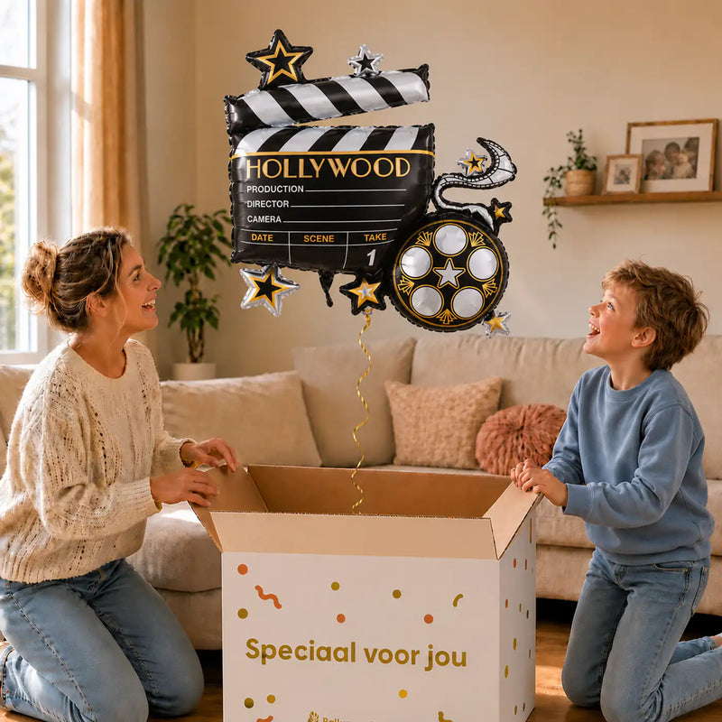 Hollywood Helium XL Ballon – uitpakmoment met moeder en jongetje in een warme woonkamer – Ballonnenshop.nl