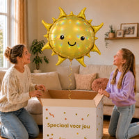 Holografische Zon Helium Ballon – uitpakmoment met moeder en meisje in een warme woonkamer – Ballonnenshop.nl
