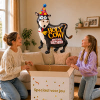 Holy Cow Birthday XL Ballon – uitpakmoment met moeder en meisje in een warme woonkamer – Ballonnenshop.nl