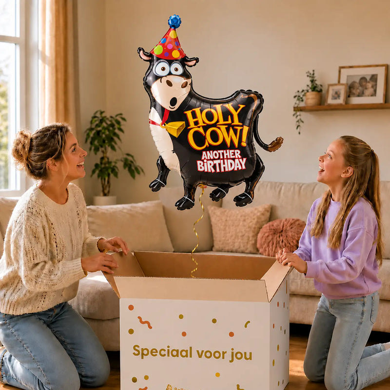 Holy Cow Birthday XL Ballon – uitpakmoment met moeder en meisje in een warme woonkamer – Ballonnenshop.nl