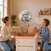 Moeder en jongen pakken een zilverwitte Home Sweet Home heliumballon van 45 cm met gouden hartjes uit een Speciaal voor jou-cadeaudoos.