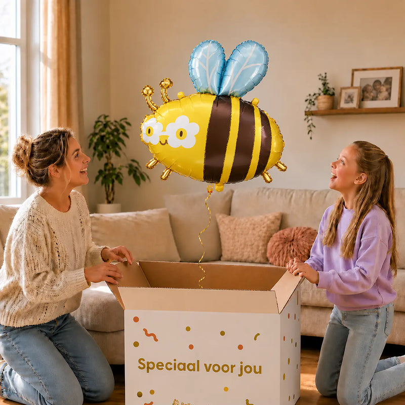 Hommel Helium XL Ballon – uitpakmoment met moeder en meisje in een warme woonkamer – Ballonnenshop.nl