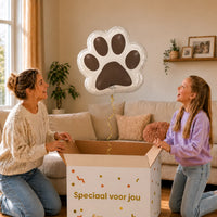 Hondenpoot Helium Ballon – uitpakmoment met moeder en meisje in een warme woonkamer – Ballonnenshop.nl
