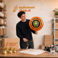 Jesse maakt de Hup Holland Hup Helium Ballon met helium klaar in de warme Ballonnenshop-werkplaats.