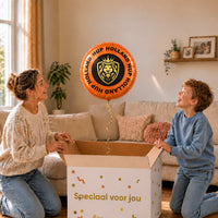 Moeder en zoon openen een cadeaudoos met de oranje Hup Holland Hup heliumballon van 43 cm.