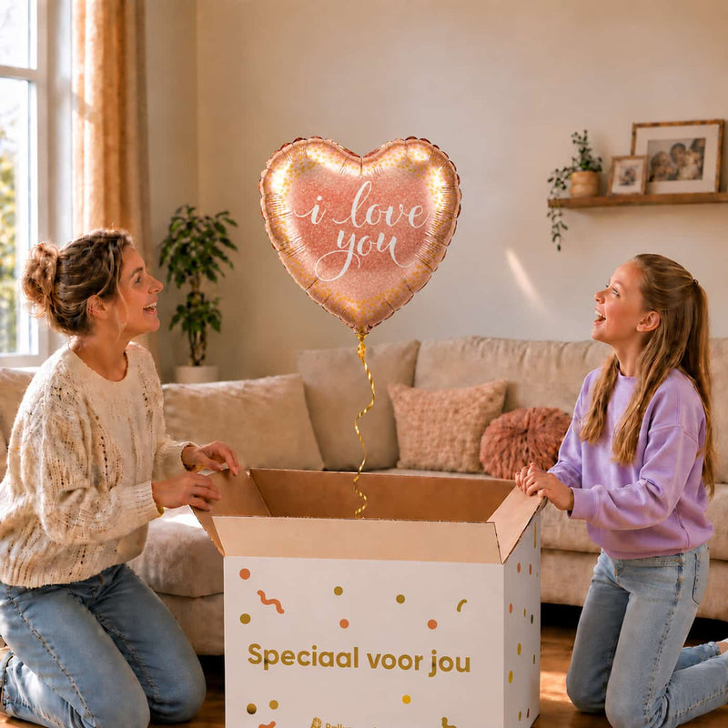 Moeder en dochter pakken een roségouden I Love You hartballon van 45 cm uit een cadeaudoos.