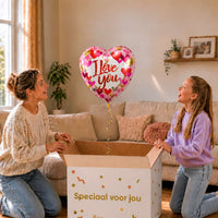 Moeder en dochter pakken een roze I Love You hartballon van 45 cm met rode en gouden hartjes uit.