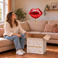 Uitpakmoment met I Love You Kus Ballon uit een cadeaudoos van Ballonnenshop.nl