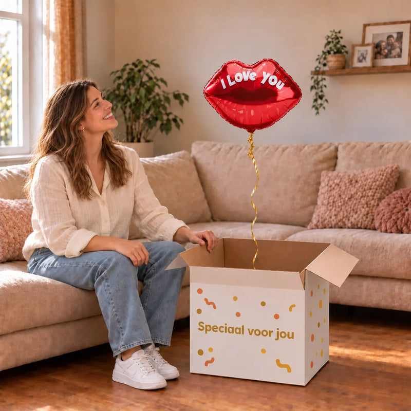 Uitpakmoment met I Love You Kus Ballon uit een cadeaudoos van Ballonnenshop.nl