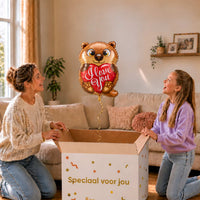 Moeder en meisje bij een I Love You otterballon van 45 cm die uit een cadeaudoos zweeft.