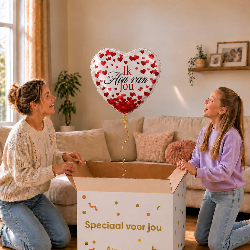 Moeder en dochter pakken een witte Ik Hou Van Jou hartballon van 45 cm met rode hartjes uit.