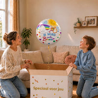 Moeder en zoon openen een cadeaudoos met een Ik Word Grote Broer ballon van 46 cm met ooievaar en regenboog.