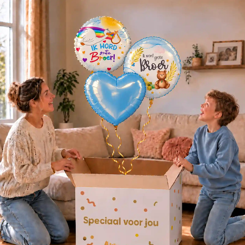 Ik Word Grote Broer Trosje: moeder en zoon pakken het heliumgevulde ballonnentrosje uit een Speciaal voor jou-doos, met natuurlijk gekrulde gouden linten.