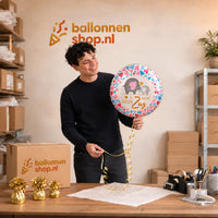 Jesse houdt de Ik Word Grote Zus Helium Ballon vast in de warme werkplaats van Ballonnenshop.nl.