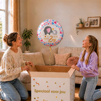 Moeder en dochter pakken een Ik Word Grote Zus ballon van 46 cm met twee olifantjes uit de cadeaudoos.