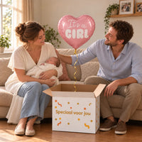 Uitpakmoment met It's A Girl Helium Ballon uit een cadeaudoos van Ballonnenshop.nl